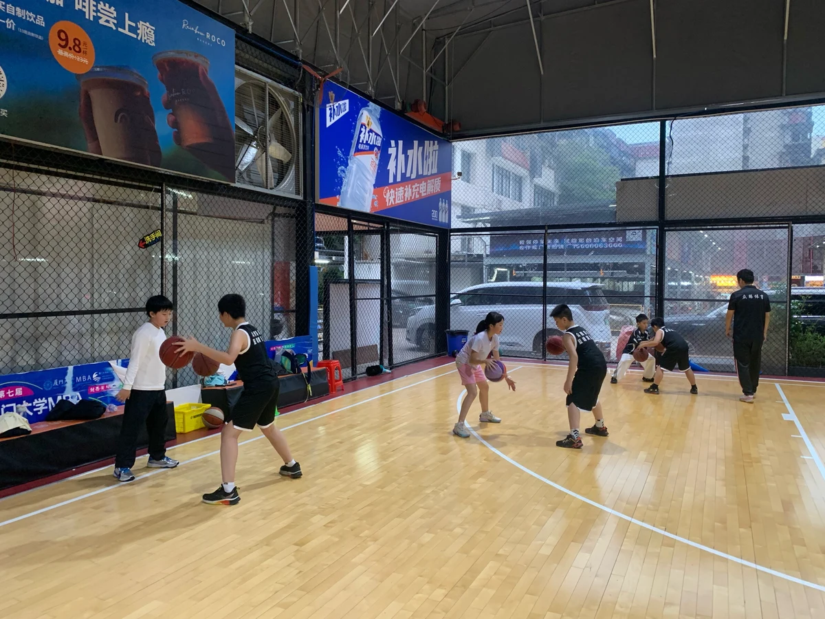 篮球教练如何帮助球员理解规则的重要性?_0